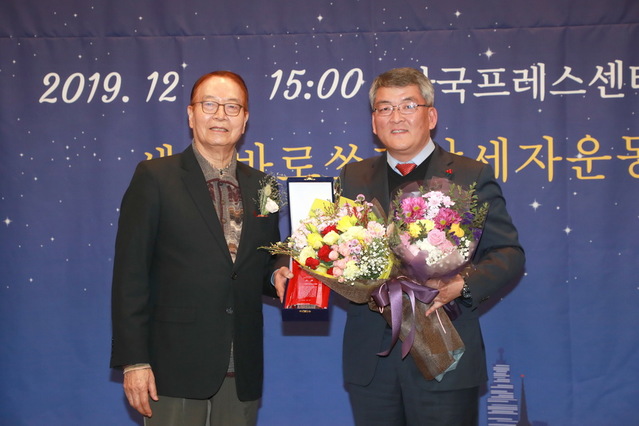 ▲ 김학동 예천군수(오른쪽)가 지난 9일  최우수 지방자치단체 시상식에서 상을 받고 활짝 웃고 있다.ⓒ예천군