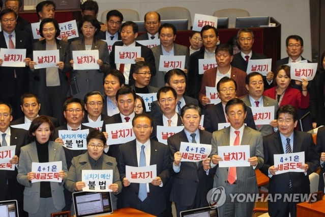 ▲ 10일 오후 국회 본회의에서 자유한국당 의원들이 내년도 예산안이 통과된 것과 관련 손팻말을 들고 항의 구호를 외치고 있다.ⓒ연합뉴스