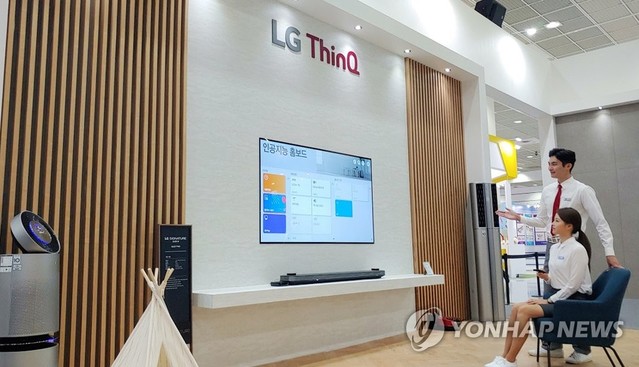 ▲ LG전자가 글로벌 최대 규모 AI 콘퍼런스에 참가해 인공지능 LG 씽큐(LG ThinQ)를 알린다. 사진은 삼성동 코엑스에서 개막한 'KES 2019' 전시회 LG전자 부스에서 모델들이 'LG 씽큐 홈'의 인공지능 가전들을 소개하는 모습.ⓒ연합뉴스