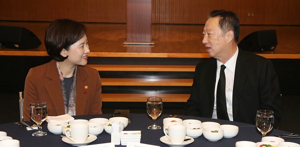 ▲ 박용만 대한상공회의소 회장(오른쪽)과 유은혜 교육부 장관이 지난 10일 서울 중구 상의회관에서 열린 ‘CEO 조찬간담회’에서 대화하고 있다. ⓒ대한상의