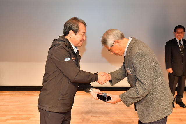 ▲ 김충섭 김천시장이 10일 유공회원 및 바른가정 시상식에서 상을 수여하고 있었다.ⓒ김천시