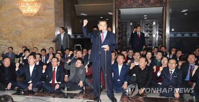 ▲ 자유한국당 심재철 원내대표와 의원들이 11일 오전 서울 여의도 국회 본회의장 앞에서 긴급 의원총회를 열고 문희상 국회의장과 더불어민주당의 내년도 예산안 본회의 통과를 규탄하고 있다.ⓒ연합뉴스