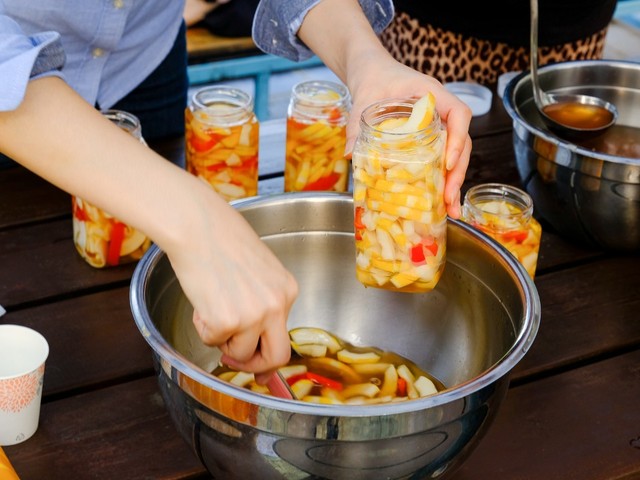 ▲ 성주참외피클 팜파티가 경북투어마스터 우수체험 관광상품 대상으로 선정됐다. 사진은 성주참외피클 만들기 장면.ⓒ성주군