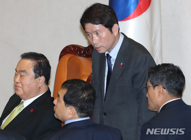 ▲ 국회 본회의가 열린 지난 10일 오후 서울 여의도 국회 본회의장에서 문희상 국회의장이 2020년도 예산안 관련 토론을 진행하려 하자 자유한국당 심재철 원내대표가 의장석으로 올라 항의 하고 있다. 이에 이인영 더불어민주당 원내대표, 오신환 바른미래당 원내대표도 의장석에 나가 이야기를 하고 있다. ⓒ뉴시스