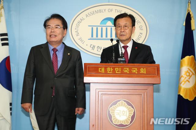 ▲ 원혜영 더불어민주당 의원과백재현 더불어민주당 의원이11일 오후 서울 여의도 국회 정론관에서 불출마 기자회견을 하고 있다. ⓒ뉴시스