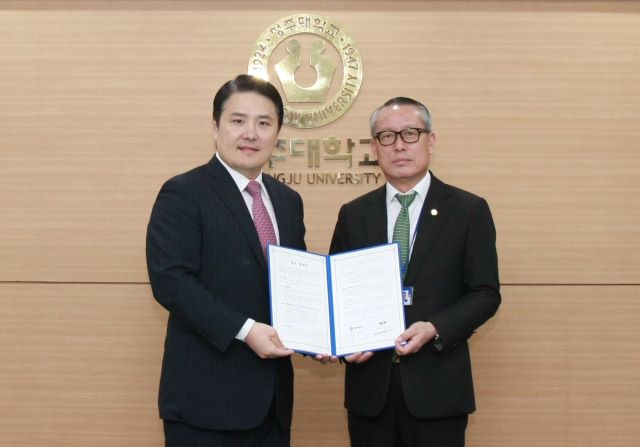 ▲ 청주대학교 차천수 총장과 송암의료재단 마이크로병원 민지홍 이사장이 11일 업무협약을 가진 뒤 기념촬영을 하고 있다.ⓒ청주대