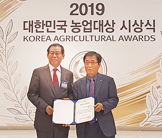 ▲ 대구시의회 장상수 부의장(사진 왼쪽)이 2019 대한민국 농업대상에서 최우수 지방자치의회 의원상을 수상했다.ⓒ대구시의회