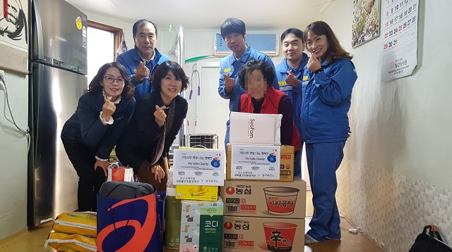 ▲ 포항시 남구보건소는 지난 10일 포스코케미칼 내화물안전환경섹션팀과 함께 기업시민 연말 나눔 캠페인 일환으로 방문취약계층 대상자에 대한 이웃돕기 물품 전달식을 개최했다.ⓒ포항시