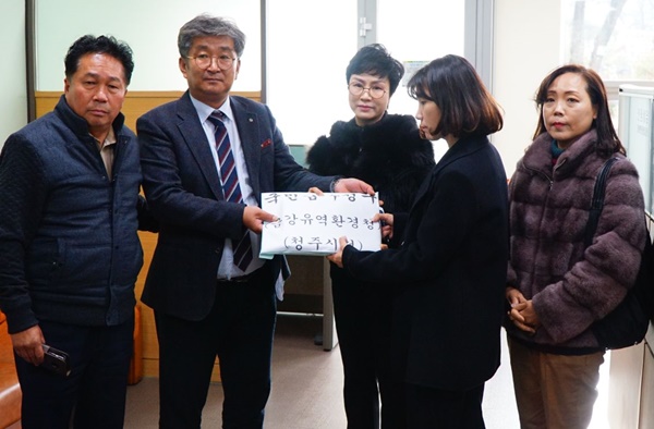▲ 충북 청주시 청원구 ‘오창읍소각장반대대책위원회’(대책위)와 ‘오창지역 초·중·고 학부모연대’(학부모연대)는 11일 감사원에 청주시와 금강환경청에 대한 공익감사와 국민감사를 각각 청구했다고 밝혔다.ⓒ감사청주인단