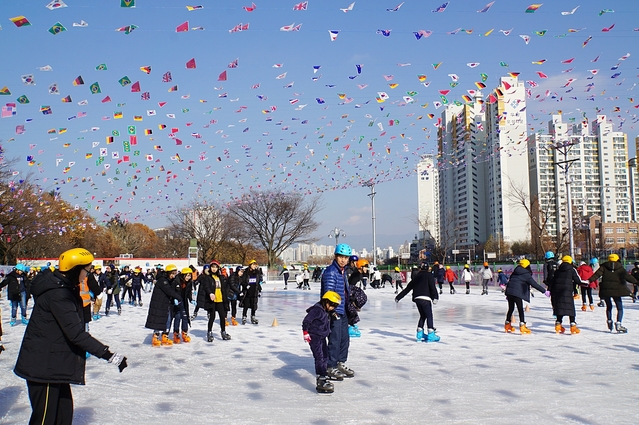▲ 대구시가 14일부터 내년 2월 2일까지 대봉교(대백프라자 앞)일원에 야외 스케이트장을 운영한다.ⓒ대구시
