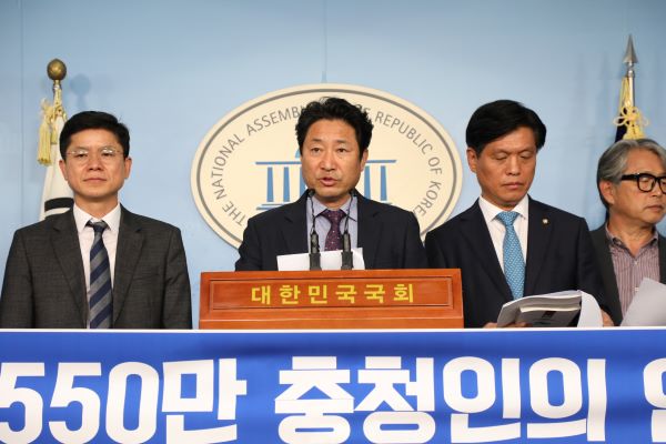 ▲ 세종시의회 행수특위 윤형권 위원장과 충청권 시민단체가 합동으로 지난달 국회 정론관에서 국회 세종의사당 설계비 반영을 촉구하는 기자회견을 하고 있다.ⓒ세종시의회