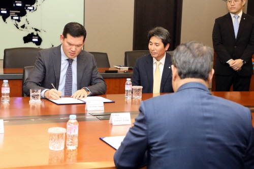 ▲ 11일 진행된 주주간협약 서명식에서 신사업본부 대표 허윤홍 사장이 사인하고 있다. ⓒ GS건설