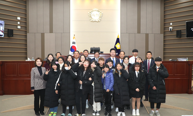 ▲ 성주군의회는 관내 초·중학생들을 상대로 지방의회의 역할과 기능 등 민주주의 체험을 하는 시간을 마련했다.ⓒ성주군의회