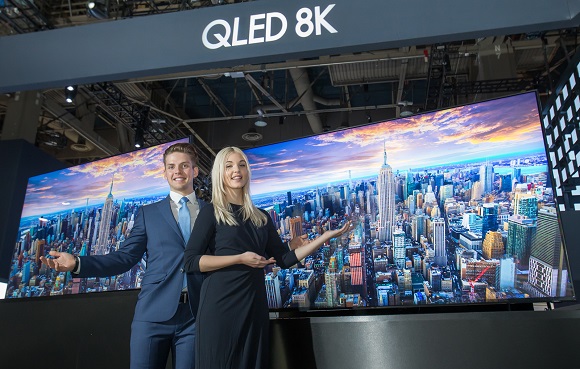 ▲ CES 2019에서 QLED 8K TV를 전시하고 있는 삼성전자 ⓒ삼성전자