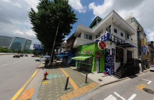 ▲ 서울아산병원 앞 약국거리. ⓒ 상가정보연구소