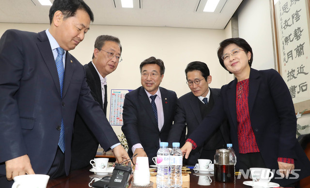 ▲ '4+1 협의체'가 예산을 심사하면서 호남 예산을 1조 1000억원을 증액했다. 왼쪽부터 김관영 바른미래당 의원, 유성엽 대안신당 창당준비위원장, 윤호중 더불어민주당 사무총장, 윤소하 정의당 원내대표, 박주현 민주평화당 의원. ⓒ뉴시스