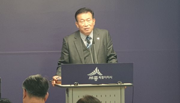 ▲ 세종시 조규표 농업정책보좌관이 12일 정례브리핑을 통해 “세종시가 유치원과 초등학생들의 체험학습 공간인 농촌테마공원  ‘도도리파크’를 조성해 운영키로 했다”고 밝히고 있다.ⓒ세종시