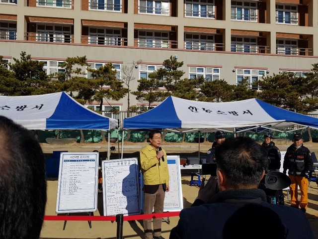 ▲ 임종식 경북교육감은 사고발생 직후 신속히 학교현장에 도착해 학생 대피를 선두 지휘 했으며 피해현황을 파악하는 등 발빠르게 대응했다.ⓒ경북교육청