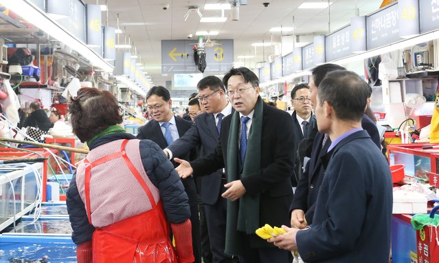 ▲ 12일 부산 자갈치 시장을 찾은 김현준 국세청장 ⓒ뉴데일리 DB
