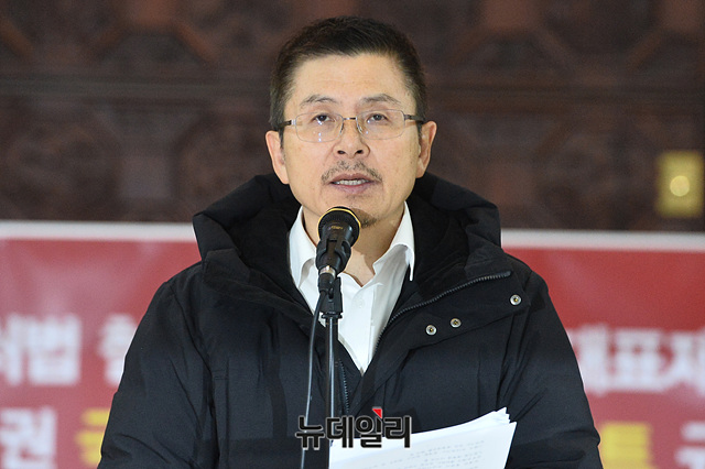 ▲ 황교안 자유한국당 대표가 12일 오전 국회 로텐더홀에서 열린 최고위원회의에서 모두발언을 하고 있다. 한국당은 11일 오후부터 패스트트랙 법안을 저지하기 위해 국회 로텐더홀에서 무기한 농성에 돌입했다.
ⓒ박성원 기자