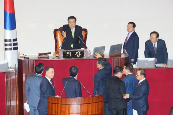 ▲ 10일 홍남기(아래줄 왼쪽 두번째) 경제부총리가 국회 본회의장에서 정부측 답변을 위해 단상으로 향하는 가운데, 자유한국당 의원들이 예산안 상정에 대해 문희상 의장에게 항의하고 있다.ⓒ연합뉴스