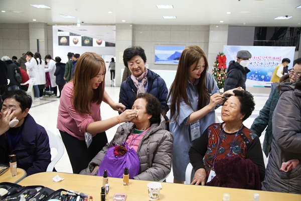 ▲ 성신여대 뷰티산업학과가 11일 열린 강북구 어르신 초청 행사의 ‘메이크업 부스’에서 헤어 메이크업을 시연하고 있다. ⓒ성신여대
