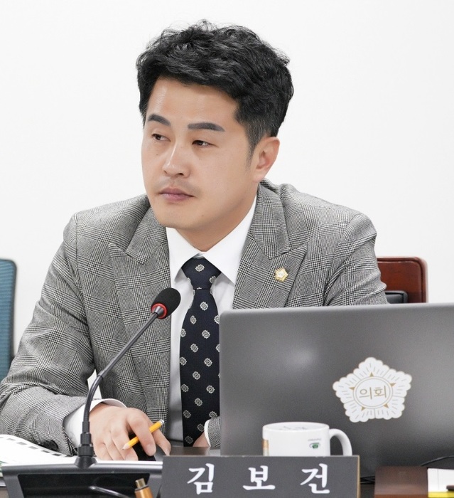 ▲ 이재수 강원 춘천시장의 관용차에 안마기를 설치한 것을 처음으로 시의회 상임위원회에서 문제를 제기한 춘천시의회 김보건 의원.ⓒ춘천시의회 김보건 의원
