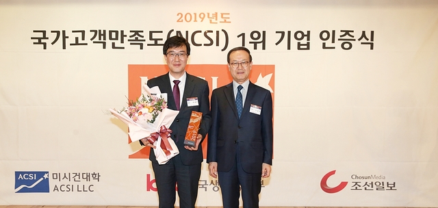 ▲ 영남이공대(사진 왼쪽 박재훈 총장)가 국가고객만족도(NCSI) 전문대학부문에서 전국 1위를 수상했다.ⓒ영남이공대