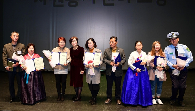 ▲ 영진전문대 사회복지과 전공연구회가 11일 아양아트센터에서 개최된‘2019 자원봉사 우수프로그램’시상식에서 자원봉사 프로그램을 성실히 수행한 공로로 표창장을 받았다.ⓒ영진전문대