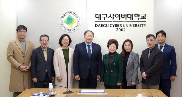 ▲ 동재건설 강정숙 대표(사진 왼쪽에서 다섯 번 째)가 지난 11일 대구사이버대(총장 이근용·왼쪽에서 네 번째)에 장학기금 5백만 원을 기탁했다.ⓒ대구사이버대