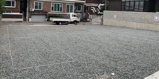 ▲ 철거후 임시 주차장으로 활용되고 있는 빈집 터.ⓒ청주시