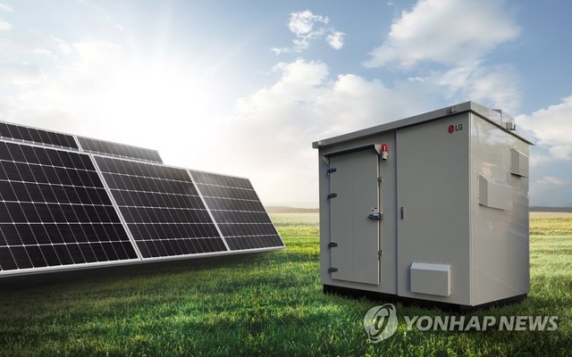 ▲ 사진은 LG전자가 출시한 100kW(키로와트)급 태양광 발전용 올인원(All-in-one) ESS(Energy Storage System)의 모습.ⓒ연합뉴스