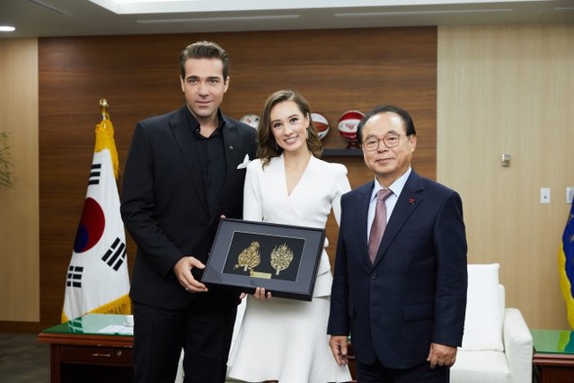 ▲ '오페라의 유령' 월드투어의 조나단 록스머스(유령 역)와 클레어 라이언(크리스틴 역)은 지난 12일 오거돈 시장과 만남을 갖고 부산시 홍보대사로 위촉됐다.ⓒ에스앤코