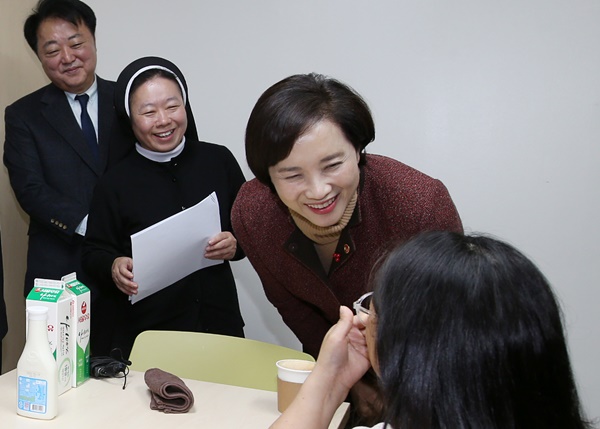 ▲ 유은혜 사회부총리겸 교육부장관이 13일 충북 청주시 혜원장애인복지관을 방문해 애로사항을 청취하고 있다.ⓒ청주시