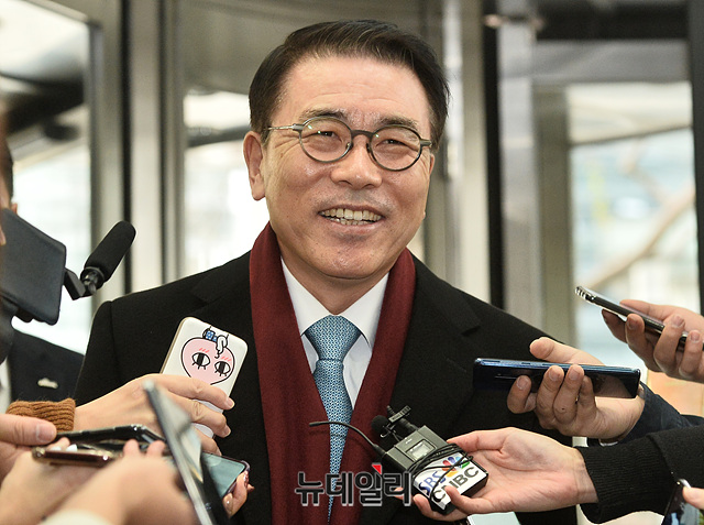 ▲ 조용병 신한금융 회장이 13일 오전 서울 중구 신한금융지주회사에서 열리는 신한금융지주 차기회장 선임을 위한 회장후보추천위원회 면접에 앞서 기자들의 질문에 답하고 있다.ⓒ뉴데일리