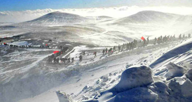 ▲ 연말 시한을 정한 뒤 미국과의 대화를 거부하는 북한은 최근 백두산을 강조하는 보도를 연일 내놓고 있다. 사진은 백두산 행군을 하는 북한 선전일꾼들. ⓒ北노동신문 화면캡쳐.