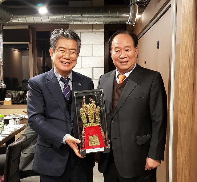 ▲ 경북문화관광공사 김성조 사장(왼쪽)이 지난 12일 아름여행사 정후연 대표에게 금관을 전달하고 있다.ⓒ경북문화관광공사