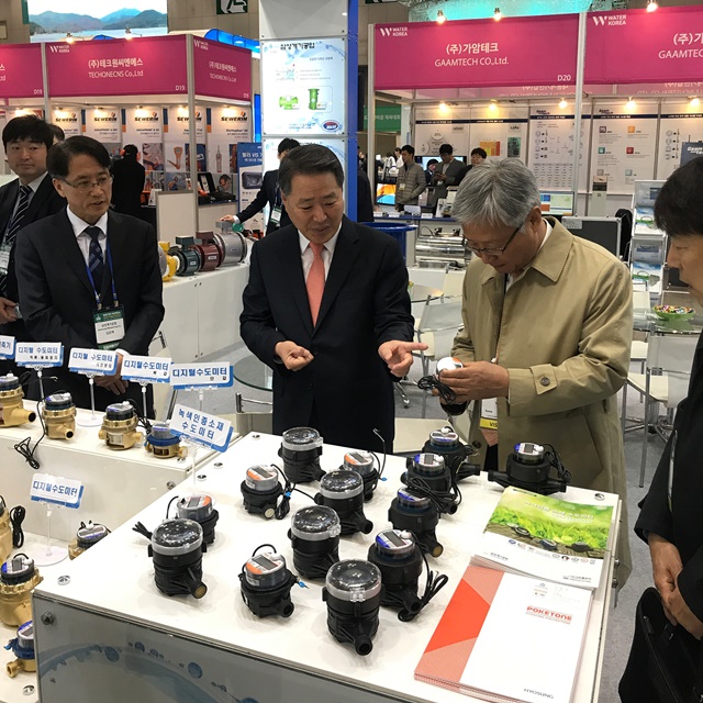 ▲ 박준형 효성화학 대표이사(우측 두 번째)가 국내 한 전시회에서 폴리케톤으로 만든 수도계량기를 살펴보고 있다. ⓒ효성