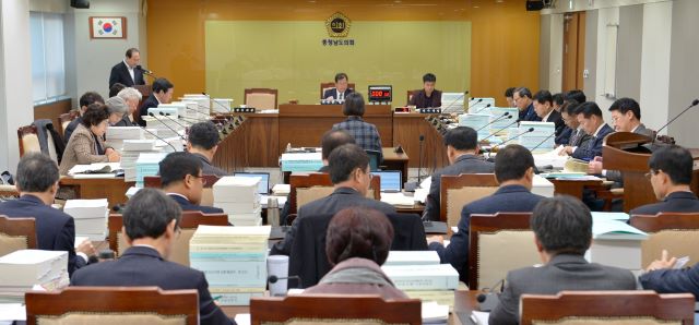 ▲ 충남도의회 예산결산특별위원회가 지난 12일 충남도교육청 예산안을 심의하고 있다.ⓒ충남도의회