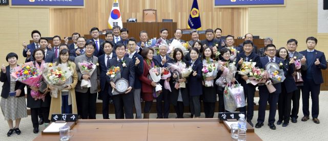 ▲ 세종시의회가 13일 본회의장에서 ‘2019년 의정발전 유공 시상식’을 가진 가운데 시민 25명에게 감사패를 수여하고 포즈를 취하고 있다.
ⓒ세종시의회