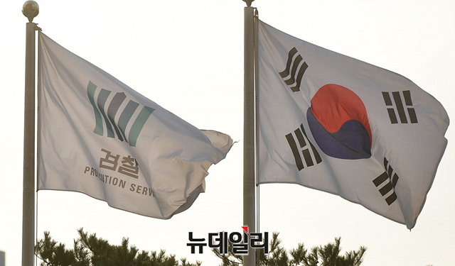 ▲ 화성 연쇄살인 8차 사건에 대한 국립과학수사연구원과 경찰의 불법 행위가 실체를 드러내고 있다. 사건의 범인으로 지목된 윤모(52)씨에 대한 결정적 증거를 제공한 국과수의 증거물 조작이 드러나고, 검찰은 당시 윤씨를 수사했던 경찰관들의 수사과정에서 가혹행위가 있었음을 인정하는 진술까지 받아냈다. ⓒ정상윤 기자