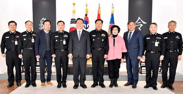 ▲ 충남도의회 유병국 의장과 김득응 농업경제환경위원장, 한영신 의원 등 일행이 지난 12일 임진왜란 영웅인 김시민 장군의 이름을 딴 함명 제정을 촉구하기 위해 해군본부를 방문했다.ⓒ충남도의회