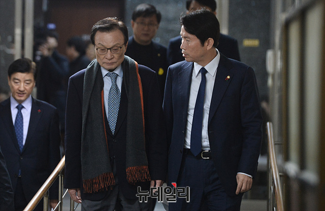 ▲ 이해찬 더불어민주당 대표와 이인영 원내대표 및 지도부가 13일 오전 국회에서 열린 의원총회에 입장하고 있다. ⓒ박성원 기자