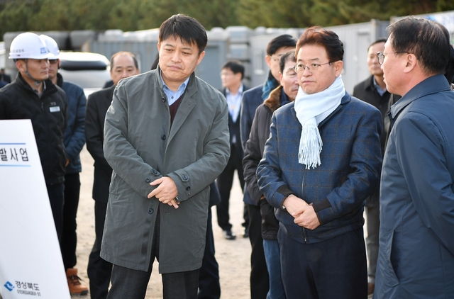 ▲ 이철우 지사(오른쪽 두번째)는 부단체장 회의를 마치고 영덕 강구항 개발사업 현장을 방문해 국비확보를 통한 강구항 연안 개발사업 조기 완공과 동절기 건설현장 안전을 당부했다.ⓒ경북도