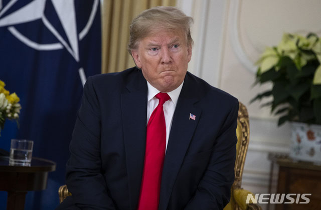 ▲ 기자의 질문에 인상 쓰는 트럼프 대통령. ⓒ뉴시스. 무단전재 및 재배포 금지.