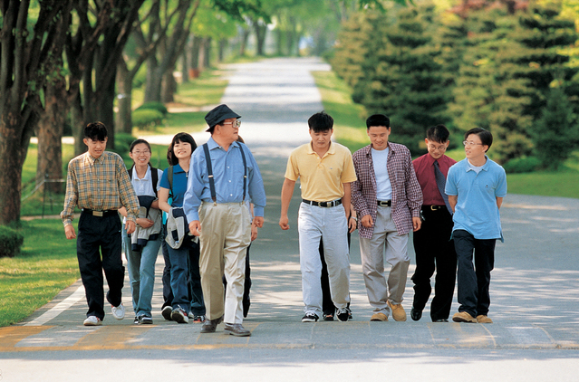 ▲ 구 명예회장(가운데)이 연암대학교에서 학생들과 함께 교내를 산책하고 있다. ⓒLG
