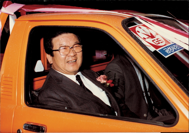 ▲ 1983년 2월, 금성사 창립25주년을 맞아 적극적인 고객서비스를 위해 마련한 서비스카 발대식에서 서비스카에 시승해 환하게 웃고 있는 구 명예회장
ⓒLG