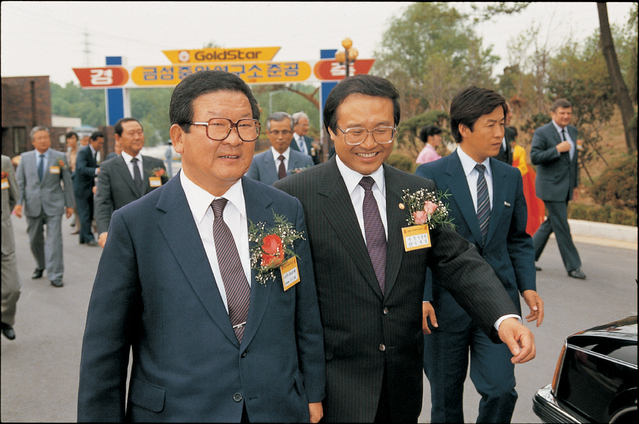 ▲ 1987년 5월, 서울 우면동에 위치한 금성사 중앙연구소 준공식에 참석한 구 명예회장(왼쪽)
ⓒLG