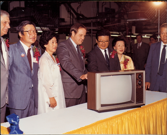 ▲ 구 명예회장(오른쪽 세번째)이미국 현지생산법인(GSAI)에서
생산된 제1호 컬러TV 제품을
살펴보고 있다
ⓒLG