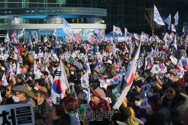 ▲ 대구 태극기집회가 14일 낮 12시30분 동대구역 광장에서 대규모 인원이 참석한 가운데 열렸다.ⓒ뉴데일리